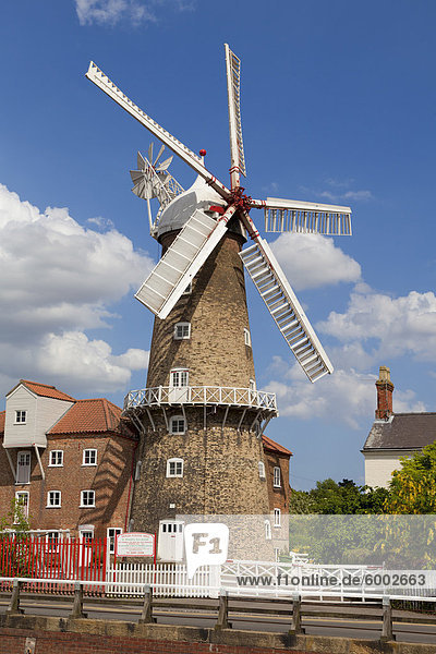 The Maud Foster Windmill is a seven storey  five sailed windmill located by the Maud Foster Drain  Skirbeck  Boston  Lincolnshire  England  United Kingdom  Europe