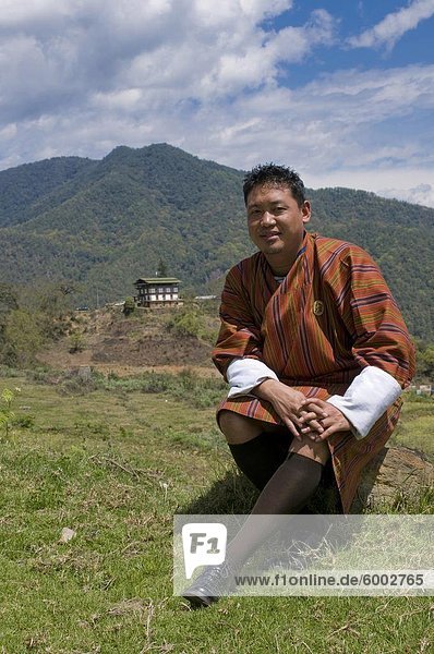 Traditionell gekleidete Mann genießen die Aussicht über die Berge rund um Dochu La  Bhutan  Asien