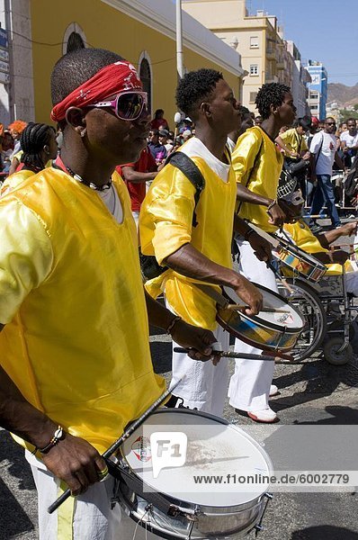 Kostümierte Menschen feiert Karneval beim Spielen am Schlagzeug  Mindelo  Sao Vicente  Kap Verde  Afrikas