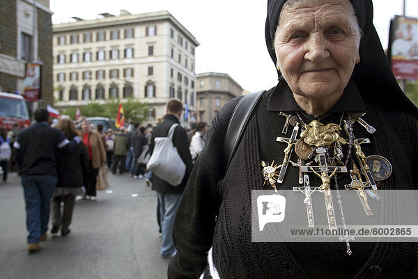 Eine polnische Nonne geht auf die Seligsprechung von Papst Johannes Paul II  Vatikan  Rom  Latium  Italien  Europa