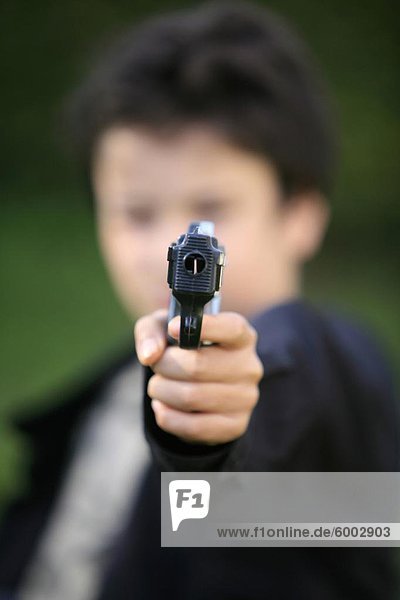 Junge mit Spielzeug Pistole  Le Souillard  Eure  Frankreich  Europa