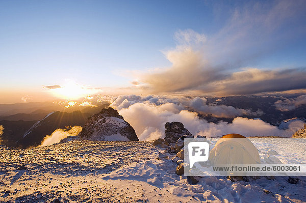 Sonnenuntergang am weißen Felsen (Piedras Blancas) Campingplatz am 6200m  Aconcagua 6962m  höchste Berg in Südamerika  Aconcagua Provincial Park  Anden Berge  Argentinien  Südamerika
