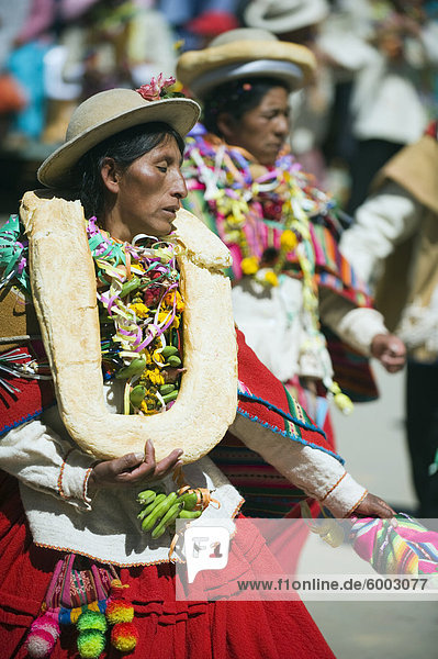 Frauen tragen Brot Dekoration  Anata Andina Ernte-Festival  Karneval  Oruro  Bolivien  Südamerika