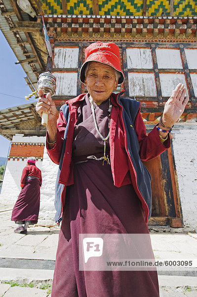 Frau eine Gebetsmühle  Jampay Lhakhang  Spinnerei erbaute 659 von tibetischen König Songtsen Gampo  Jakar  Bumthang  Chokor Valley  Bhutan  Asien
