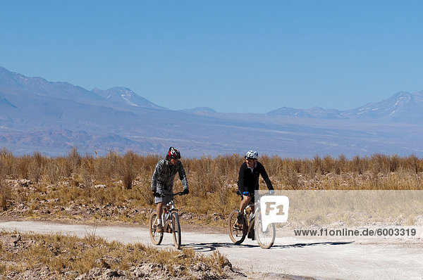 Mountainbike  Laguna Sejar  Salar de Atacama  Atacamawüste  Chile  Südamerika
