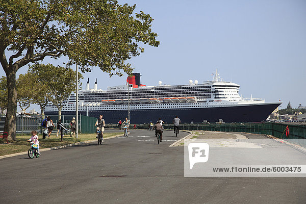 Governors Island  Queen Mary 2  Park National Historic Landmark District  New York City  New York Harbor  United States of America  North America