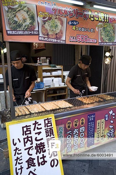 Takoyaki (Octopus Bälle) stehen in Dotonbori Unterhaltung Bezirk von Namba  Osaka  Japan  Asien