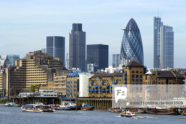 Ein Blick auf die City of London  Blick vom nordwestlich über der Themse  mit Spitalfields Tower  die Gurke (Axa) und NatWest Tower  London  England  Vereinigtes Königreich  Europa