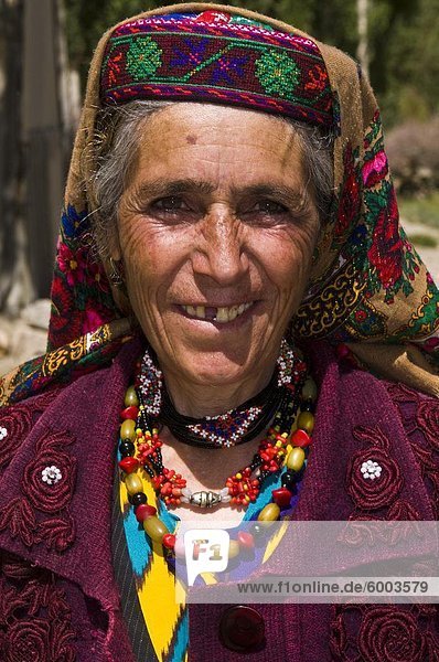Porträt von lächelnd alten Pamiri Frau  Langar  Wakhan-Korridor  der Pamir  Tadschikistan  Zentralasien  Asien