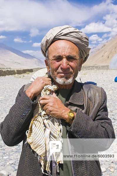 Porträt eines afghanischen Tajik Mannes  Wakhan-Korridor  Ishkashim  an Grenze zu Tadschikistan mit Afghanistan  Tadschikistan  Zentralasien  Asien