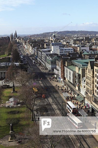 Menschen und Busse an der Princes Street in Edinburgh Schottland Vereinigtes Königreich Europa