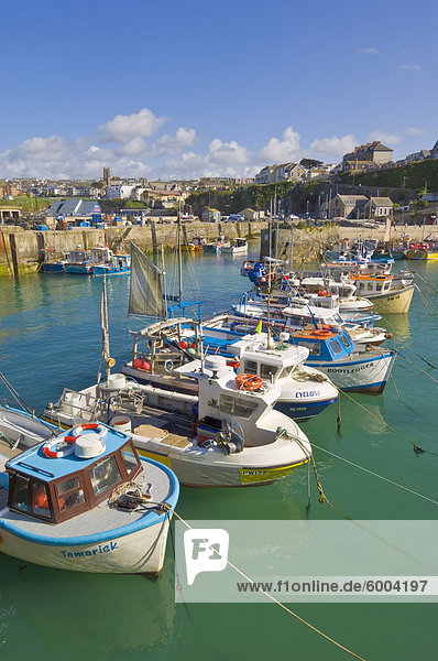 Kleine Fischerboote im Hafen von Flut  Newquay  North Cornwall  England  Vereinigtes Königreich  Europa