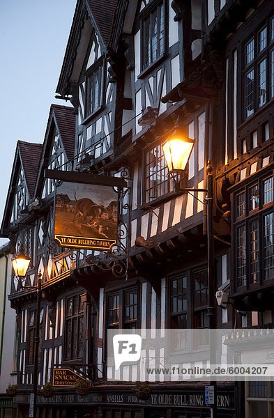 Europa Wohnhaus flirten Großbritannien öffentlicher Ort Stierkampfarena Taverne Jahrhundert England Ludlow alt Shropshire bei Nacht