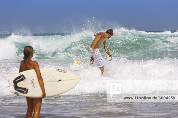 Paar Surfer  Esquinzo Strand  Cotillo  Fuerteventura. Kanarische Inseln  Spanien  Atlantik  Europa