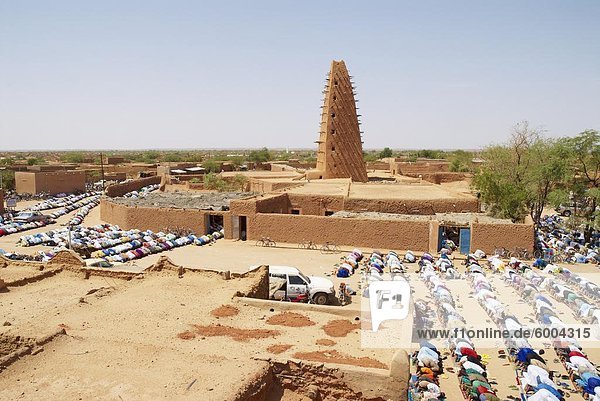 The Great Mosque built of mud  founded in the 16th century  Agadez  Niger  West Africa  Africa