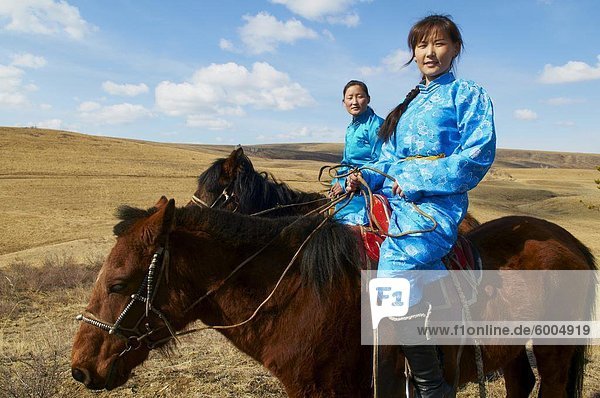Junge mongolische Frauen in Tracht (Deel) Reiten Pferde  Provinz Chowd  Mongolei  Zentralasien  Asien