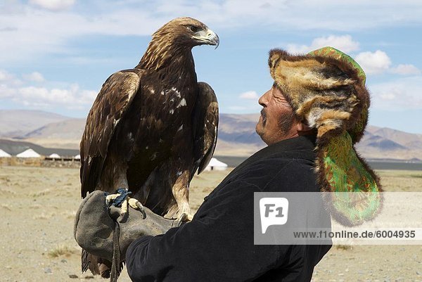 Kazakh hunter with his eagle  Region of Bayan Ulgii  Mongolia  Central Asia  Asia