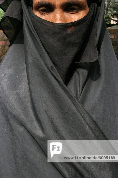 Frau mit einer schwarze islamische Burka  Bariali  Gazipur  Bangladesch  Asien