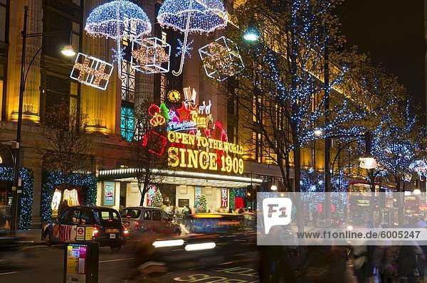 Selfridges und Lichterkette  Oxford Street  London  England  Vereinigtes Königreich  Europa
