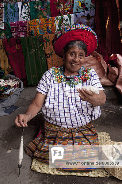 Frau Spinnen Baumwolle Fasern  Santiago Atitlan  Lake Atitlan  Guatemala  Zentralamerika