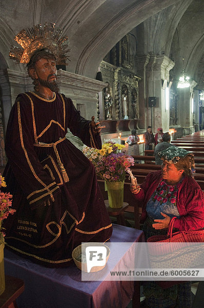 Die Gläubigen in der Kirche San Francisco  San Francisco El Alto  Guatemala  zentrale Amrica