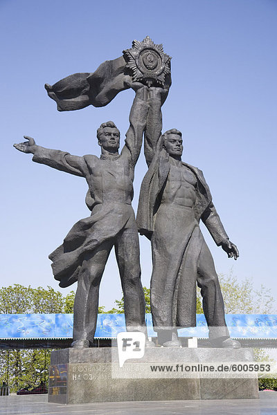 Bronzefiguren von russischer und ukrainischer Arbeitnehmer hochhalten die sowjetischen Orden der Freundschaft der Völker  Freundschaft der Völker Denkmal  Khreschaty Park  Kiew  Ukraine  Europa