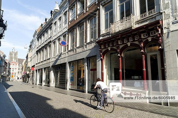 Guy-Fahrradfahren in Grote Staat  die Hauptgeschäftsstraße  Maastricht  Limburg  Niederlande  Europa