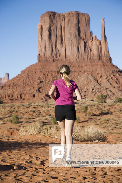 Frau  jogging  Monument Valley Navajo Tribal Park  Utah Arizona Grenze  Vereinigte Staaten von Amerika  Nordamerika