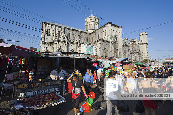 Straßenmarkt außerhalb einer Kirche  San Salvador  El Salvador  Mittelamerika