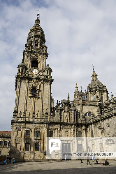 Blick auf Santiago Kathedrale von Plaza da Quintana mit dem Puerta Santa Tür  UNESCO-Weltkulturerbe  Santiago De Compostela  Galicien  Spanien  Europa