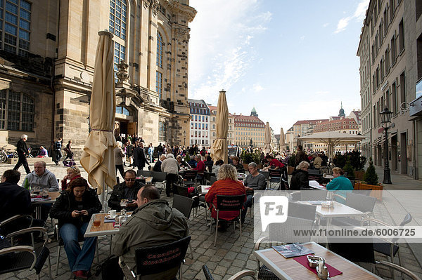 Straßencafés vor Frauenkirche  Dresden  Sachsen  Deutschland  Europa