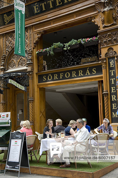 Ein Restaurant in der Fußgängerzone Vaci Strasse  Budapest  Ungarn  Europa