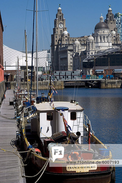 Albert Dock  mit Blick auf die drei Grazien (Flussseite Gebäude) hinter  Liverpool  UNESCO Weltkulturerbe  Merseyside  England  Vereinigtes Königreich  Europa