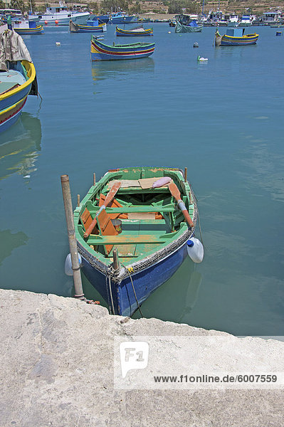 Traditionellen bunten Booten Marsaxlokk  Malta  Mittelmeer  Europa