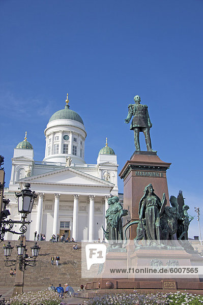 Alexander II.-Statue und Lutherische Kathedrale in Senatsplatz  Helsinki  Finnland  Skandinavien  Europa