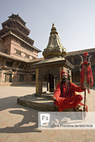 Heiliger Mann in seinem Shiva-Outfit im Mul Chowk  einem der Höfe des königlichen Palastes  Durbar Square  Patan  Kathmandu  Nepal  Asien
