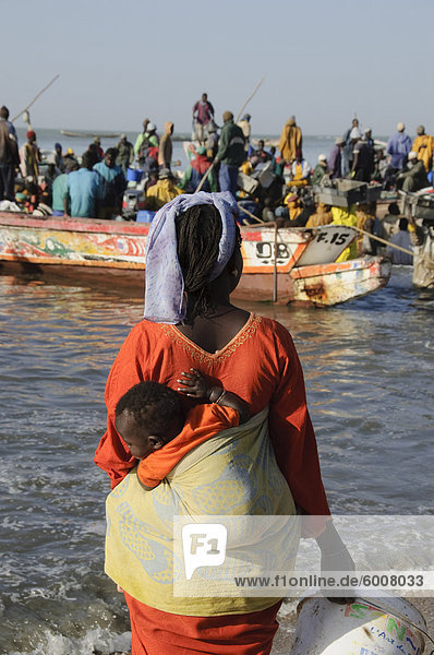 Entladen Fischerboote (Pirogen)  Mbour Fischmarkt  Mbour  Senegal  Westafrika  Afrika