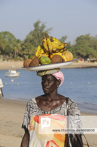 Hawker am Strand von Saly  Senegal  Westafrika  Afrika