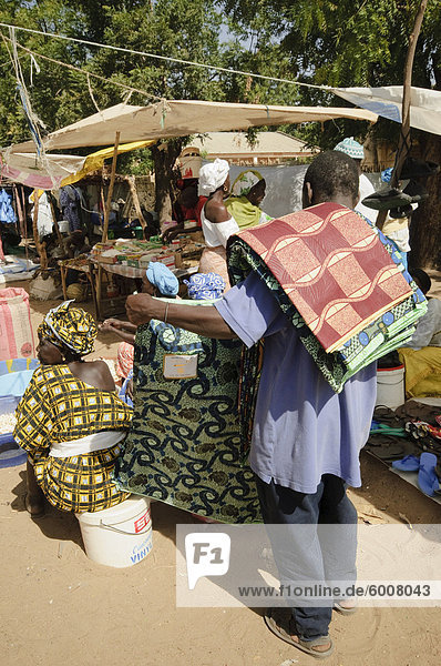 Markt am Ngueniene  in der Nähe von Mbour  Senegal  Westafrika  Afrika
