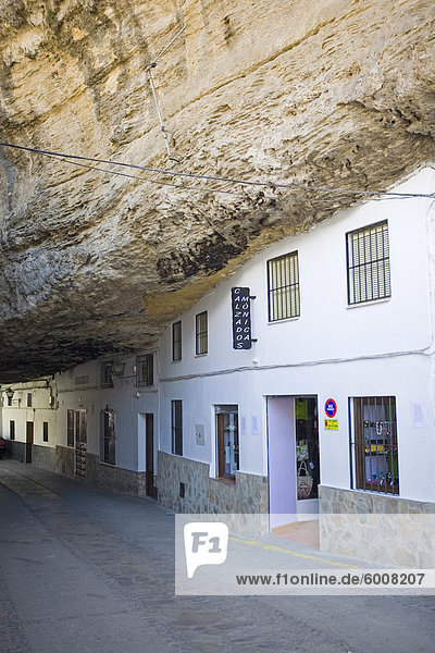 Setenil de Las Bodegas  eines der weißen Dörfer  Malaga Provinz in Andalusien  Spanien  Europa