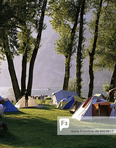 Camping auf Wallensee  Churfirsten Strecke nahe Wallenstadt  Schweiz  Europa