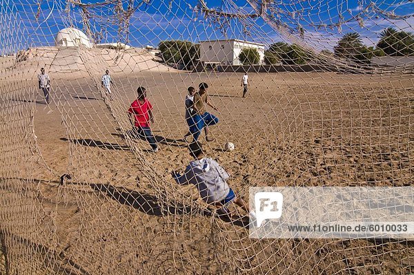 Kinder spielen Fußball auf einem sandigen Feld Nouadhibou  Mauretanien  Afrika