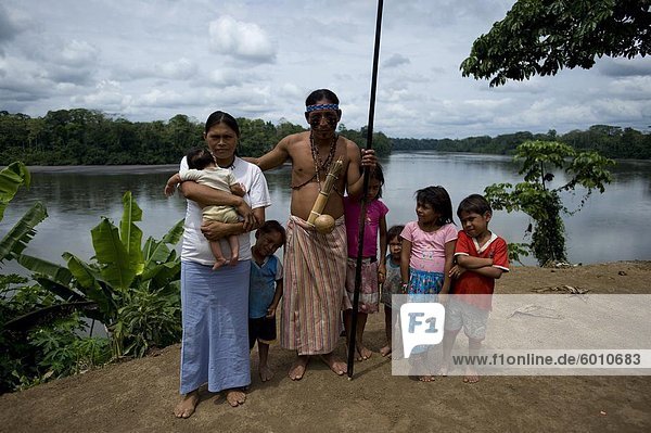 Das Dorf Syndico der Suwa-Gemeinschaft mit seiner Familie  Amazonas  Ecuador  Südamerika