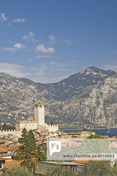 Blick auf Malcesine und die Burg Scaligero  Gardasee  Veneto  Italien  Europa