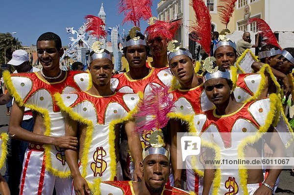 Kostümierten Männer feiert Karneval  Mindelo  Sao Vicente  Kap Verde  Afrika
