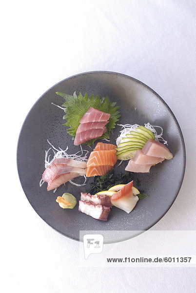 Teller mit rohem Fisch  Japan  Asien