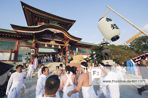 Reis Ballen durchgeführt bei Hadaka Matsuri (Naked Festival)  Hofu Stadt  Yamaguchi-Präfektur  Japan  Asien