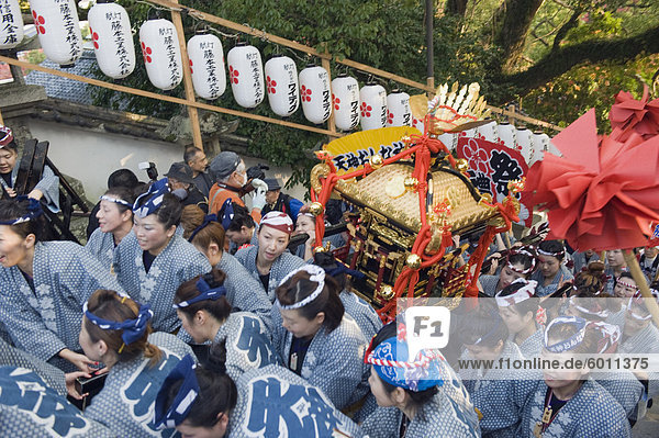 Frauen  die einen tragbaren Mikoshi-Schrein am Hadaka Matsuri (Naked Festival)  Hofu Stadt  Yamaguchi-Präfektur  Japan  Asien