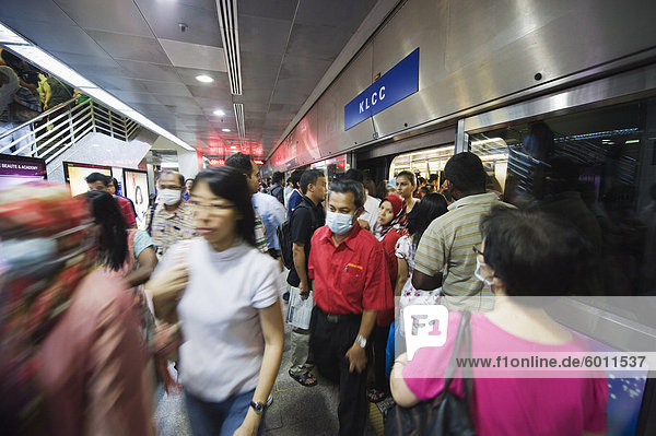U-Bahn Fahrgäste  Kuala Lumpur  Malaysia  Südostasien  Asien
