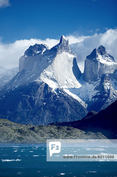 Cuernos del Paine (Hörner von Paine) und dem blauen Wasser des Lake Pehoe  Torres del Paine Nationalpark  Patagonien  Chile  Südamerika
